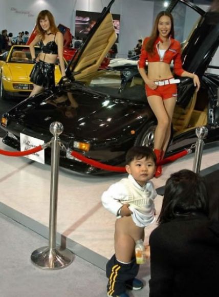 pipi au salon auto.jpg